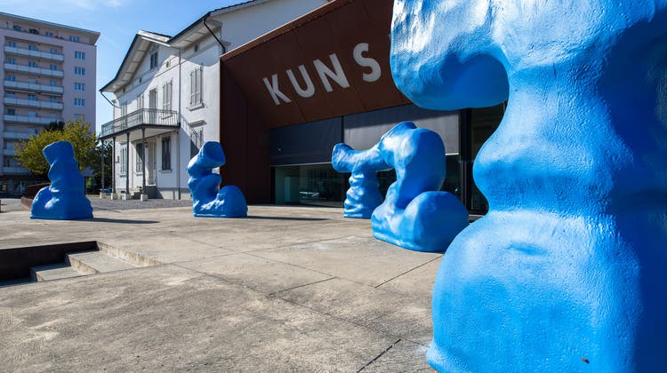 Die mehrteilige Skulptur «Jetzt» von Fabio Luks wurde anlässlich des Zehn-Jahr-Jubiläums der Kunsthaus-Erweiterung aufgestellt. Heute steht sie beim Hôtel de Ville. (Thomas Ulrich)