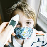 Auch wenn die Covid-Infektion oft mild verläuft, leiden Kinder mitunter noch Monate unter den Folgen. (Cavan Images / RF)