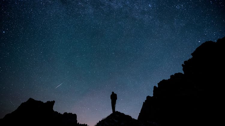 In der Nacht auf den 13. August sind besonders viele Sternschnuppen am Himmel zu beobachten. Verantwortlich dafür sind die Perseiden, die am 12. August jeweils ihren Höhepunkt erreichen. (Bild: Gian Ehrenzeller/ KEYSTONE)