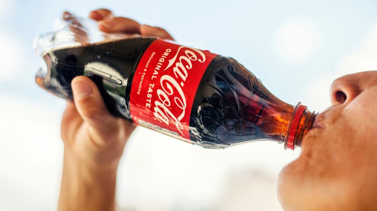 In einem halben Liter Cola stecken über 50 Gramm Zucker, das entspricht etwa 14 Stück Würfelzucker. Süssgetränke sollen künftig zehn Prozent weniger Zucker enthalten. (Bild: Dominik Wunderli (Luzern, 5. August 2021))