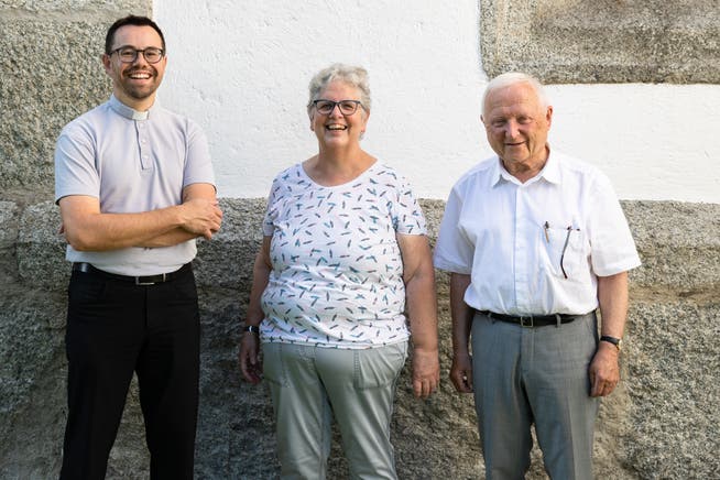 Roger Brunner, Verena Sieber und Hans Zünd (von links) bringen die Chüubi in die Kirche. Auf dem Bild fehlt: Urban Fink.