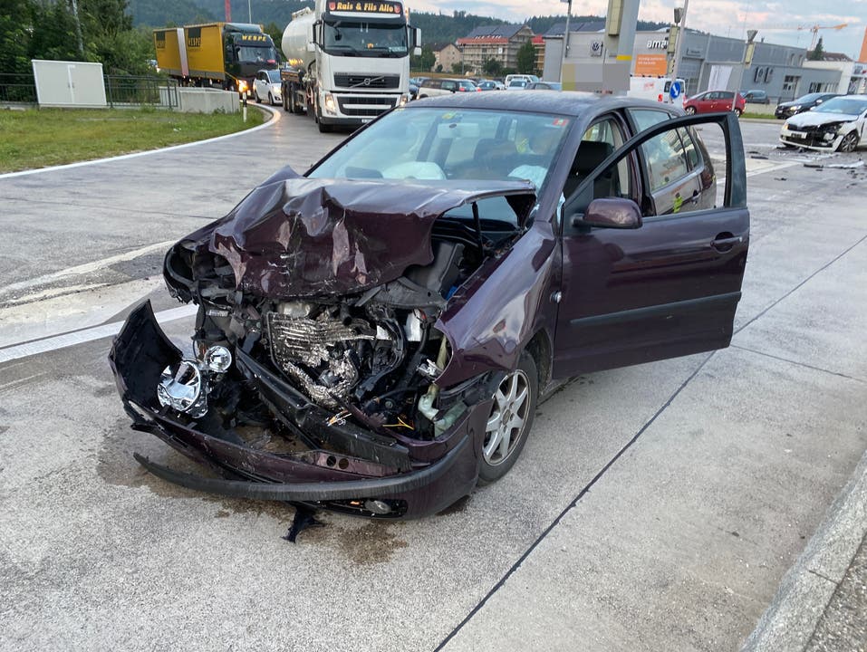 Rheinfelden AG, 11. August: Ein Autofahrer hat an der Kohlplatzkreuzung den Vortritt missachtet und einen Unfall verursacht. Dabei wurden zwei Insassen des anderen Wagens verletzt. Sie wurden ins Spital gebracht.