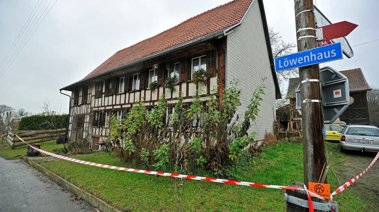 In diesem Haus im Weiler Löwenhaus bei Kümmertshausen wurde im November 2010 eine Leiche entdeckt. (Bild: Reto Martin)