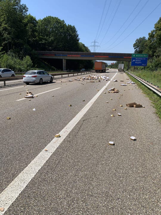 Rheinfelden, 12. August 2021: Auf der A3 in Richtung Basel kam es zu einer Streifkollision. Dabei geriet Katzenfutter auf die Fahrbahn. Verletzt wurde niemand.