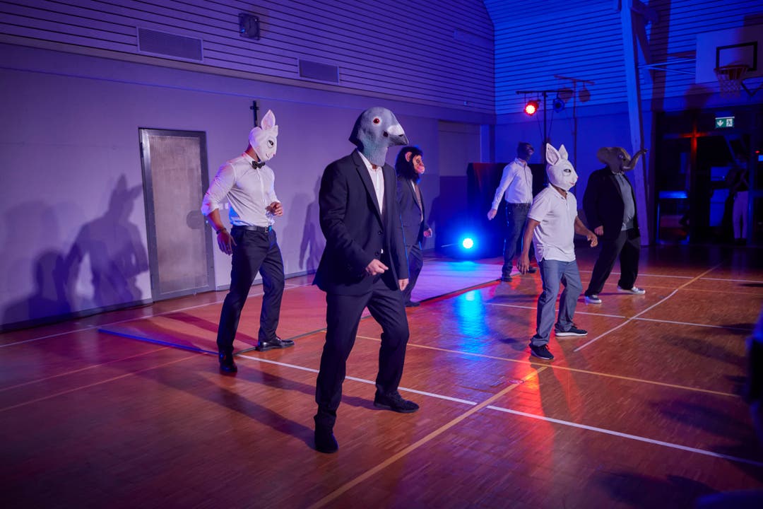 Am Anfang der Aufführung trugen die Insassen immer noch ihre Tiermasken.