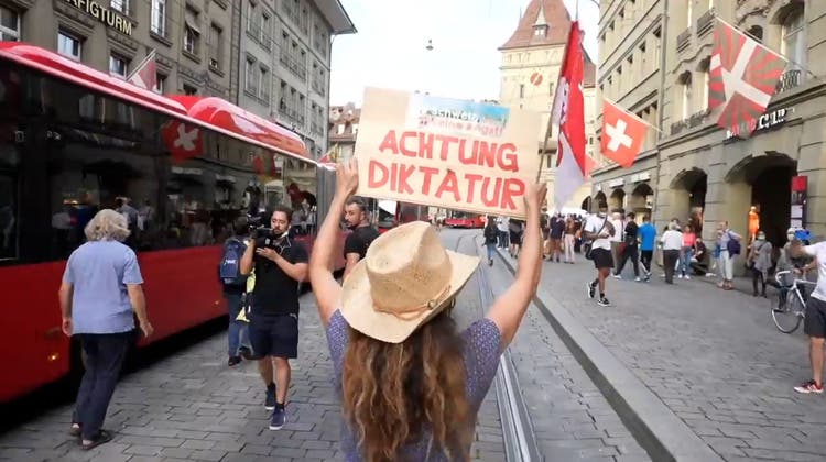 «Achtung Diktatur»: Coronamassnahmengegner marschieren durch Bern