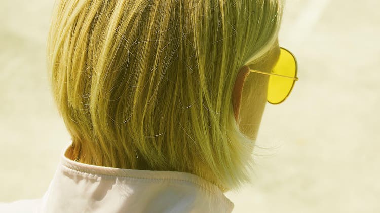 Gelbe Sonnenbrillen sind nicht jedermanns Sache. Unser Autor mag sie sehr. (Unsplash)