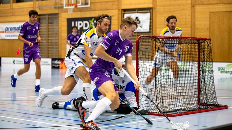 Die Unihockeyspieler von Floorball Thurgau (violett) feiern am Wochenende das 20-jährige Bestehen des Vereins. (Bild: PD/Sandro Schmucki)