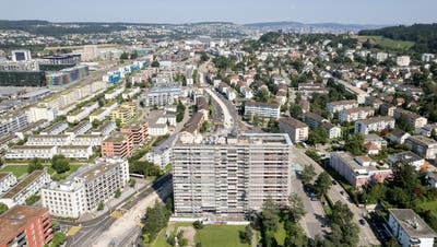 Bauland ist eine knappe Ressource. Blick vom Schlieremer Kesslerhochhaus Richtung Zürich. (Severin Bigler)