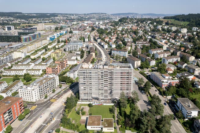 Bauland ist eine knappe Ressource. Blick vom Schlieremer Kesslerhochhaus Richtung Zürich.