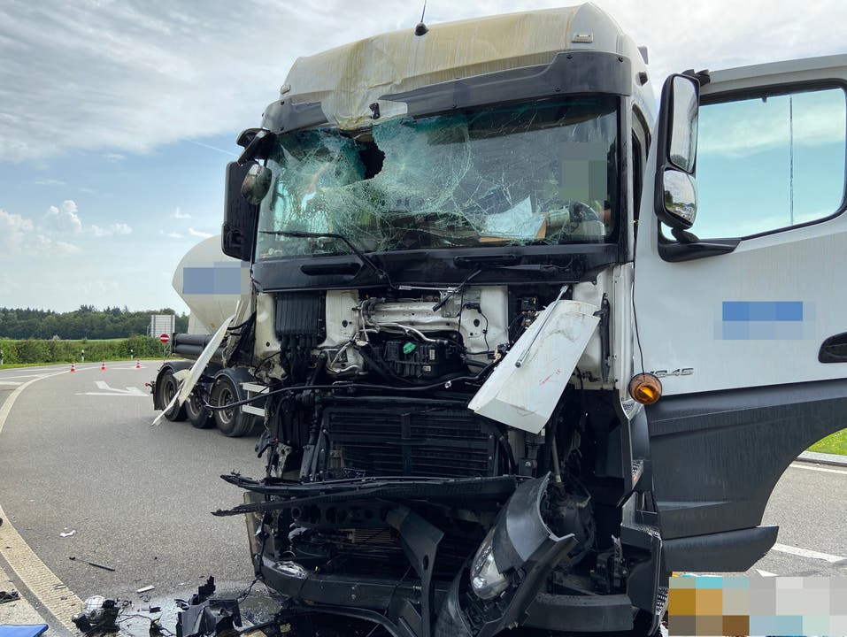 Hunzenschwil, 13. August: Ein Lastwagenchauffeur nimmt einem anderen den Vortritt und verursacht eine Kollision. Einer der beiden Chauffeure wird leicht verletzt. Die Autobahnausfahrt Aarau Ost ist rund zwei Stunden gesperrt worden.
