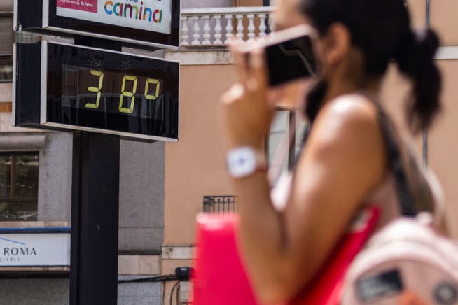 Ein Thermometer in Palma de Mallorca zeigt die aktuellen Temperaturen an. (12 August 2021)
