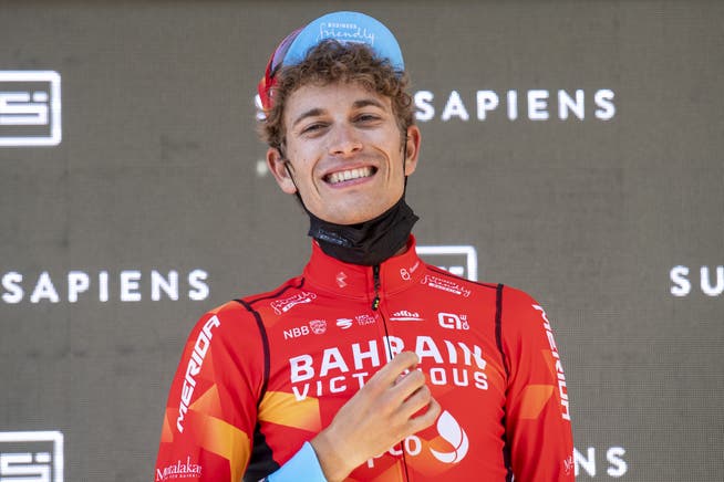 Gino Mäder strahlt nach seinem Etappensieg an der diesjährigen Tour de Suisse.