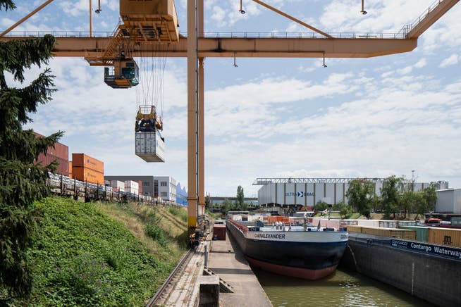 Containerverlad im Rheinhafen: Für Schweizer Unternehmen ist der Import von Rohmaterialien wieder teuerer geworden. 