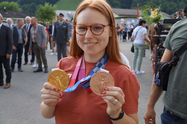 Nina Christen präsentierte bei ihrer Rückkehr aus Tokio stolz den Sportfreunden und den Fans ihre Olympia-Medaillen.