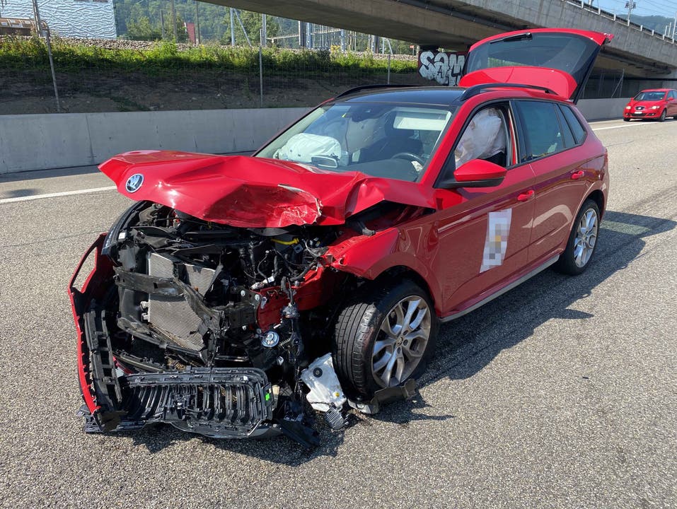 Spreitenbach, 14. August: Auffahrunfall auf der A1 in Richtung Zürich. Eine 49-jährige Skoda-Fahrerin verletzte sich beim Unfall, den sie selbst verursacht hatte, leicht. Der Autobahnabschnitt musste zwischenzeitlich gesperrt werden.