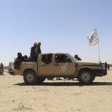 Die Taliban-Kämpfer auf Patrouille. (Symbolbild) (Bild: Gulabuddin Amiri / AP)