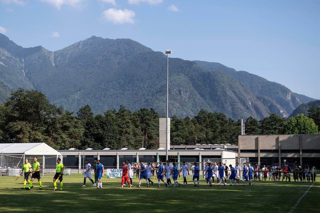 Die Teams betreten im "Centro Sportivo" in Maggia das Spielfeld.