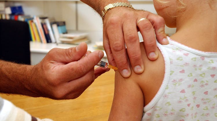 Die Schweizerische Gesellschaft für Pädiatrie empfiehlt Kinder unter sechs Jahren gegen Masern zu impfen. (Nana do Carmo)