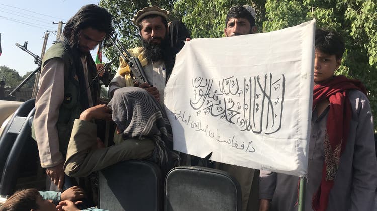 Die Taliban-Kämpfer haben eine Stadt nach der anderen erobert - jetzt haben sie auch die afghanische Hauptstadt Kabul umstellt. (Bild: Stringer / EPA)