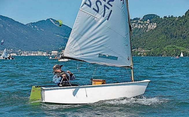 Alina Durrer fühlt sich bei richtig viel Wind auf ihrem Optimist-Boot am wohlsten.