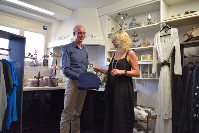 Peter Koch, Leiter Amt für Kommunikation und Wirtschaftsförderung (AKW), und «Must have»-Inhaberin Helena Vontobel im Raum mit dem Shop-in-Shop-Angebot.