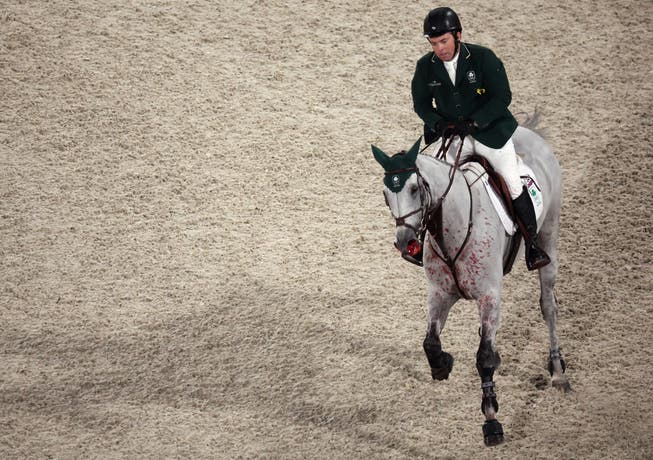 Der Ire Cian O'Connor reitet an den Olympischen Spielen mit Kilkenny durch den Hindernisparcour - kein Turnierverantwortlicher reagierte auf die missliche Lage des Pferds, das stark aus den Nasenlöchern blutete.