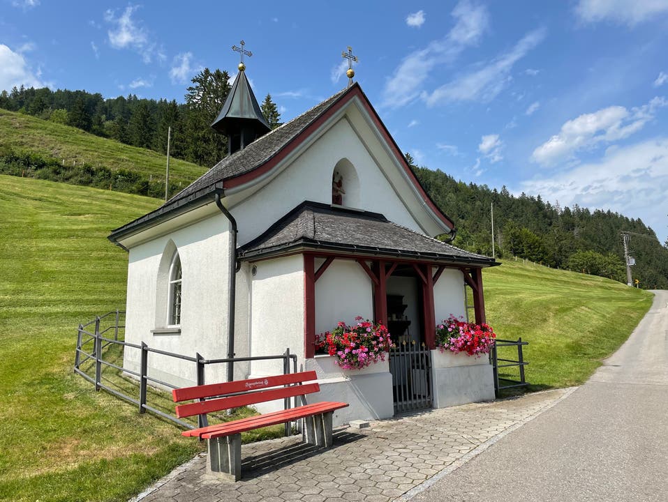 Im Sommer finden monatlich Gottesdienste in der Sonnenhalb-Kapelle statt.