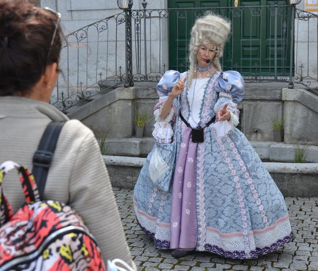 Madame de Coin erteilt vor dem Palais Besenval Tipps.