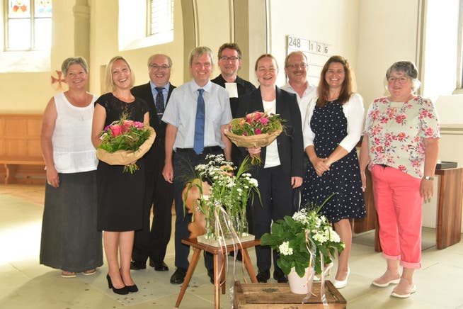 Die neue Pfarrerin Nanette Rüegg (4. von rechts) und die neue Kirchenvorsteherin Caroline Winter (2. von links) mit dem Vorstand.