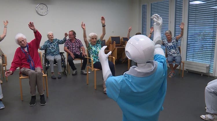 Ungewohnter Besuch: Roboter Pepper sorgt im Seniorenzentrum in Aarburg für gute Laune