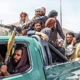 Taliban-Kämpfer auf einem Pickup-Truck in Kabul: Die radikal-islamische Gruppe war in Afghanistan bereits von 1996 bis 2001 an der Macht. (EPA)