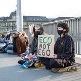 Jugendliche, wie hier beim Klimastreik in Luzern, befassen sich mit Politik. (Bild: Manuela Jans-Koch (Luzern, 19. März 2021))