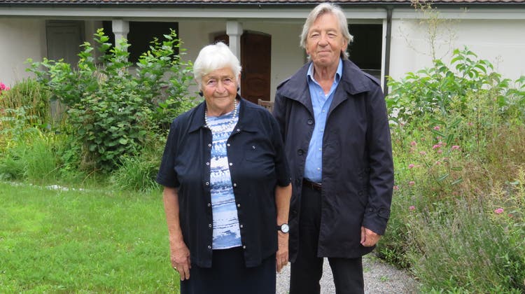 Ruth Hirt, 89, und Heinz Koch, 86, führten Hunderte Besucher durch Bremgarten und zeigten ihnen auch unbekannte Plätzchen – wie hier den Präsident-Meier-Garten. (Marc Ribolla)