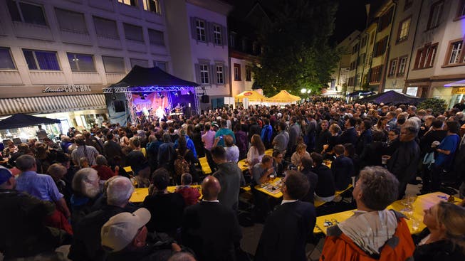Konzerte wie hier auf dem Rümelinsplatz finden am diesjährigen «Em Bebbi sy Jazz» nicht statt. An 13 Orten in der Grossbasler Innenstadt darf sich dennoch auf einen musikalischen Abend gefreut werden.