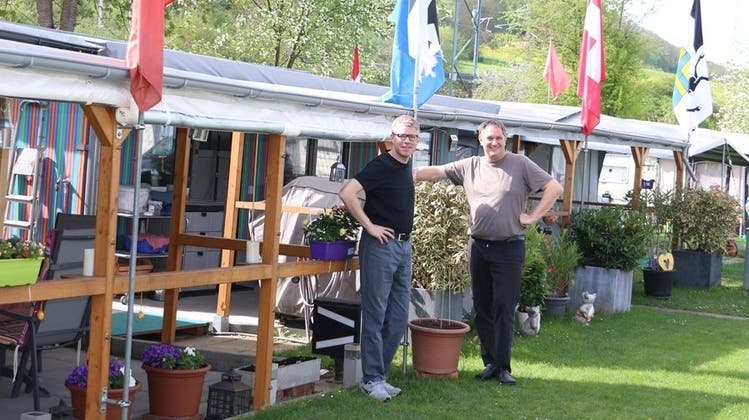 Fabian Benz und Roger Mösch (r.) freuen sich über eine steigende Nachfrage auf dem Fricker Campingplatz. (Bild: Dennis Kalt / Aargauer Zeitung)