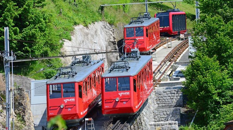 Die roten Triebwagen aus den 30ern verkehren in der letzen Sommersaions, dannach werden nur noch die neuen von Stadler Rail in Betrieb sein (Fahrzeug ganz hinten). (Bild: Robert Hess (Alpnachstad, 7. Juni 2021))
