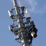 Un technicien de l'entreprise Axians cable des antennes 5G de communication pour la telephonie mobile sur un mat ayant aussi des antennes 4G situe au stade de Balexert, ce mercredi 12 fevrier 2020 a Geneve. (KEYSTONE/Salvatore Di Nolfi) (Salvatore Di Nolfi / KEYSTONE)