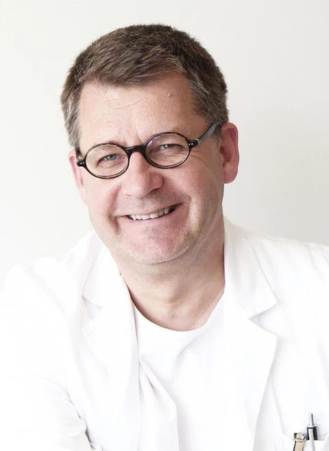 Herr PD Dr. med. Sven Staender ist Chefarzt Anästhesie und Intensivmedizin am Spital Männedorf. Er arbeitet seit 22 Jahren im Spital Männedorf und hat die ganze Corona-Krise an vorderster Front miterlebt.