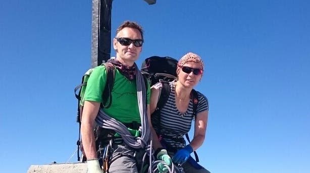 Beat Weber zusammen mit seiner Frau auf dem Gipfel des Allalinhorns bei einer Privattour im August 2016. (Bild: Werner Heggli/ZVG)