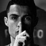 Die Geste von Cristiano Ronaldo ist unmissverständlich. Er bittet um Ruhe. (Instagram/cristiano)