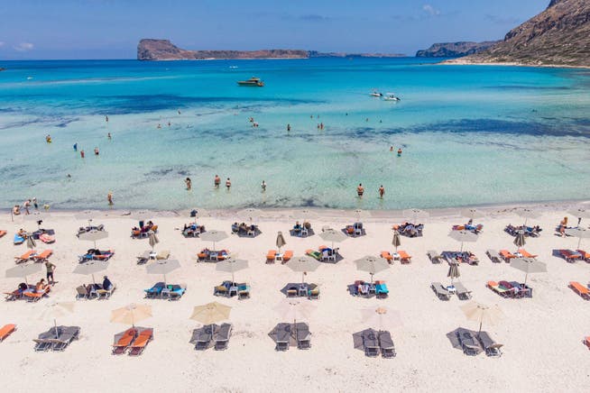 Der bei Touristen beliebte Balos-Strand auf Kreta: Auf der Ferieninsel schiessen die Corona-Zahlen in die Höhe, es gilt neu eine nächtliche Ausgangssperre.