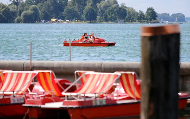 Zwei junge Frauen auf dem Bodensee: Pedalos waren am Hitzewochenende heissbegehrt.