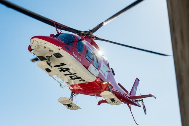 Ein Helikopter der Rega barg den toten Wanderer im Gebiet Tossen im Kanton Bern. (Symbolbild) 