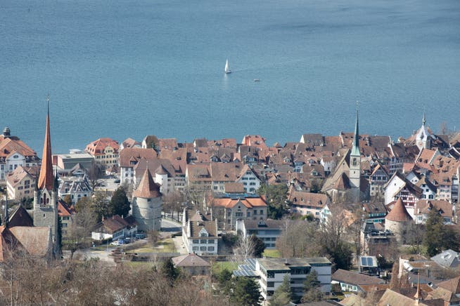 Blick auf die Stadt Zug von der Blasenbergstrasse aus fotografiert.