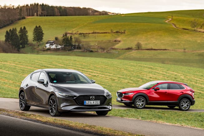 Mazda 3 (grau) und CX-30 (rot) sind mit dem neuen Mildhybrid-Antrieb zu haben.