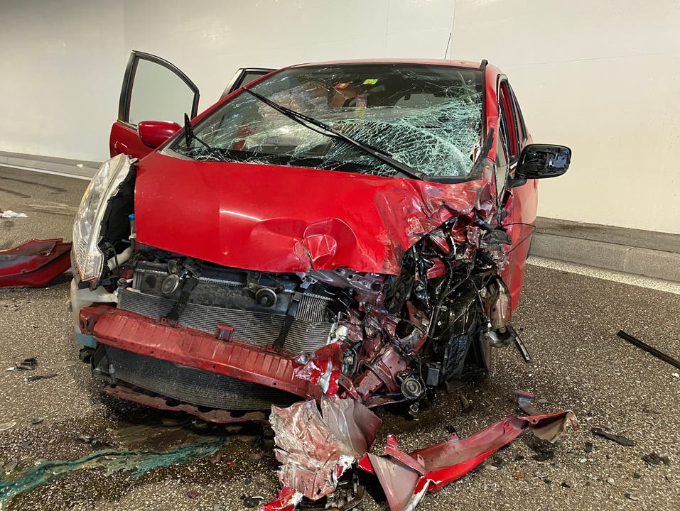 Lenzburg AG, 18. August: Ein Lastwagenfahrer verlor die Herrschaft über sein Fahrzeug und stiess mit einem anderen Auto zusammen. Der Autolenker sowie dessen Beifahrerin wurden dabei mittelschwer verletzt. 