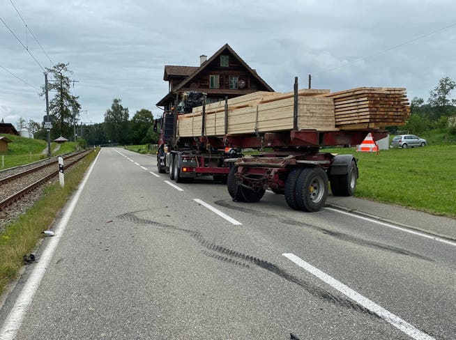 Im Gebiet Gölpi (Gemeinde Hohenrain) geriet am Donnerstagmorgen der Anhänger eines Transportfahrzeuges auf die Gegenfahrbahn, wo es zu einer Streifkollision mit einem entgegenkommenden Auto kam