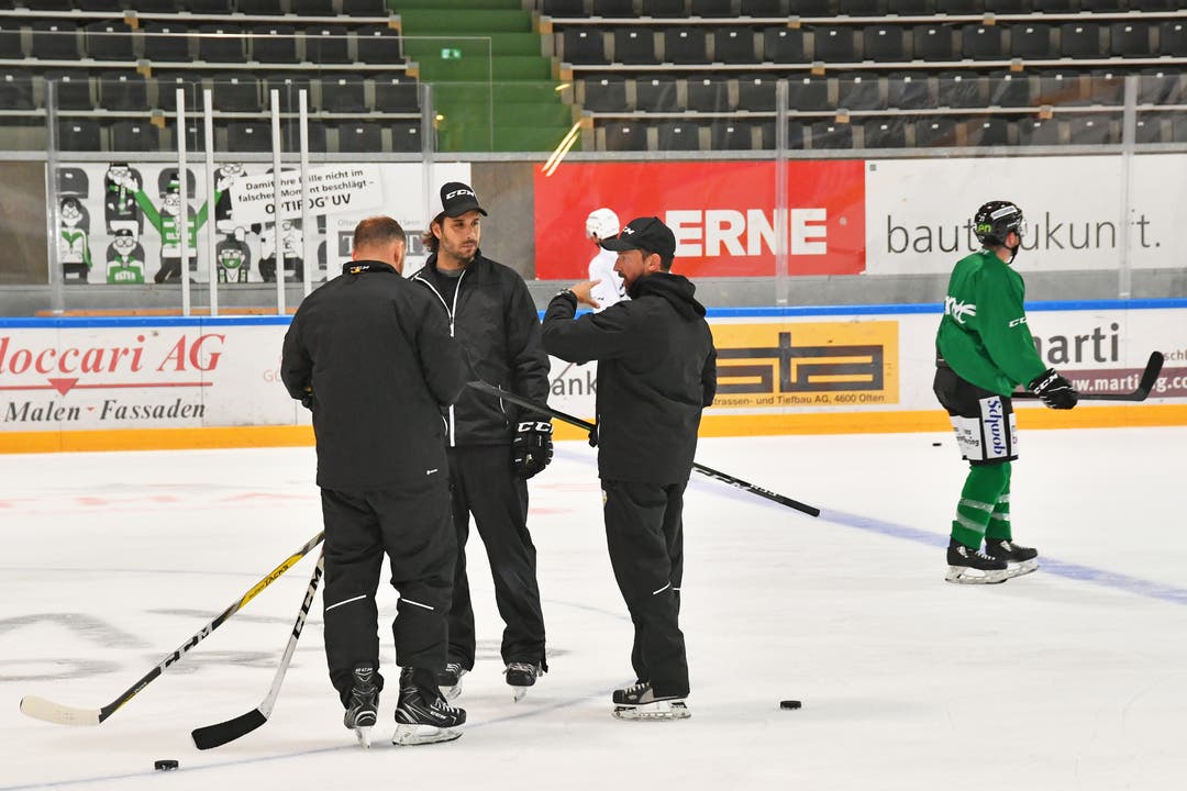Lars Leuenberger im Austausch mit seinen Assistenten.