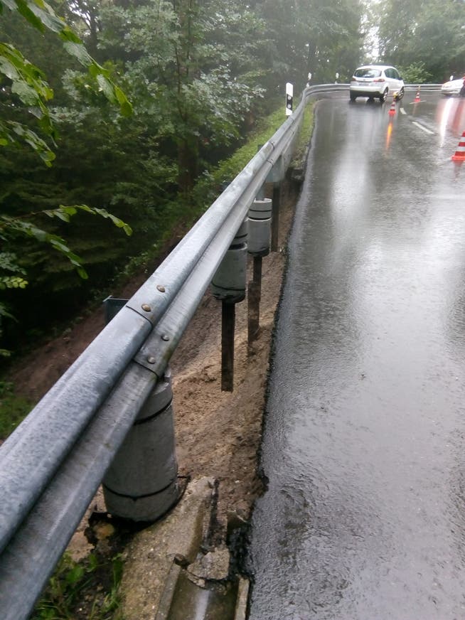 Teile des Banketts und des Kieskoffers der Cholrainstrasse sind beim Erdrutsch vom 1. August in die Tiefe gerutscht.
